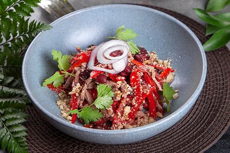 Салат с говядиной и фасолью