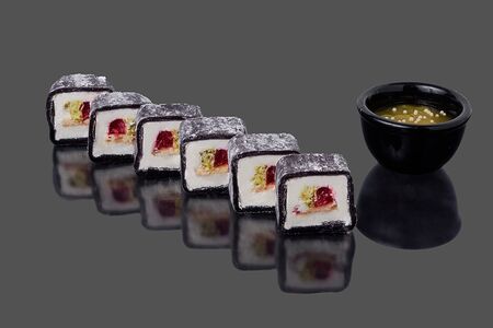 Моти-ролл с цитрусовым соусом