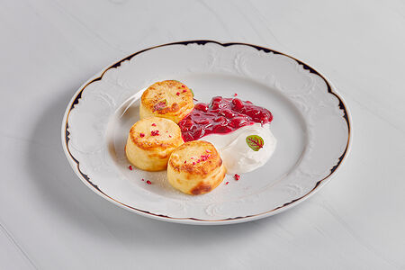 Сырники с вишневым соусом и сметаной