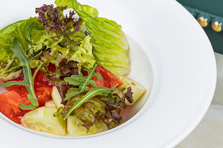 Салат со свежими овощами и кремом фета