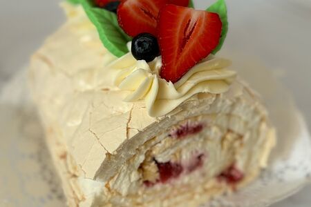 Меренговый рулет с клубникой