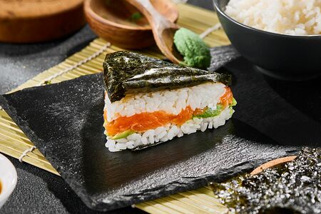 Онигири с лососем