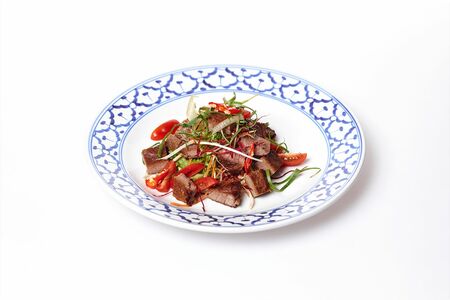 Острый теплый салат с говядиной