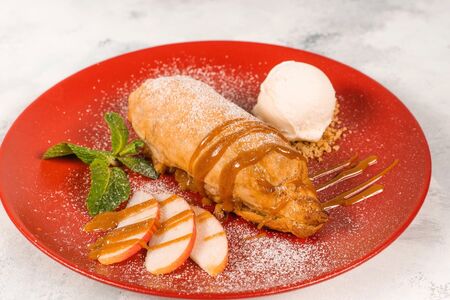 Венский штрудель с яблоком