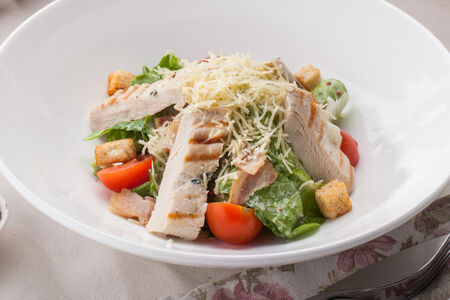 Салат Цезарь с куриной грудкой