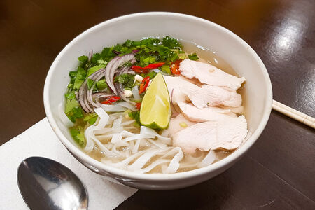 Суп Фо Га с рисовой лапшой с курицей