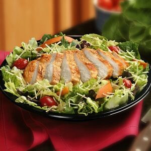 Салат Цезарь с курицей