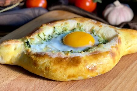 Лодочка по-аджарски со шпинатом