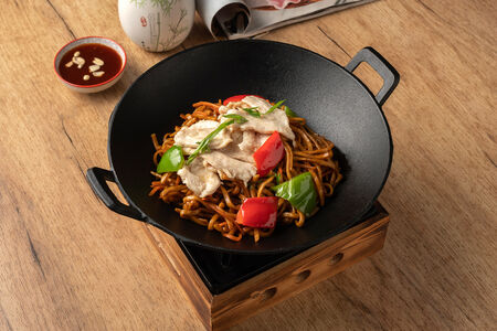 Вок с домашней пшеничной лапшой Удон, овощами и соусом