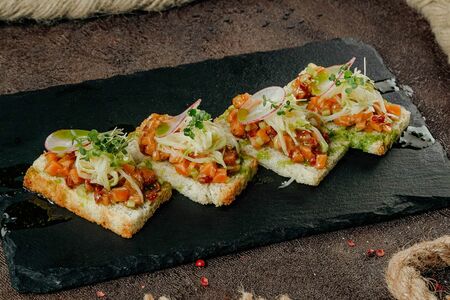 Брускетта с камчатским лососем