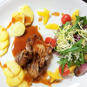 Утиная ножка с картофельным пюре с черносливом