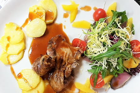 Утиная ножка с картофельным пюре с черносливом