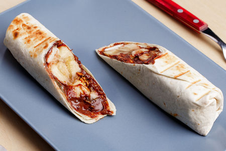 Шаверма с бананом, нутеллой и арахисом