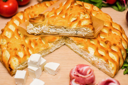 Пирог с брынзой и беконом