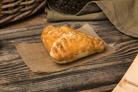 Пирожок с курицей и грибами