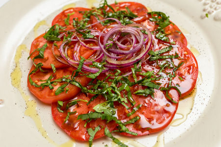 Салат с томатами и базиликом