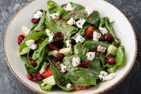Зеленый салат с авокадо, семенами льна и вяленой клюквой
