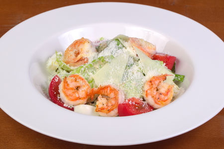 Салат Цезарь с креветками