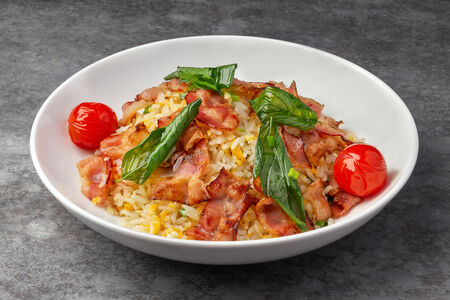 Рис с яйцом и беконом