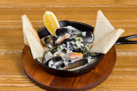 Мидии в створках, со сливочным соусом и сыром с голубой плесенью