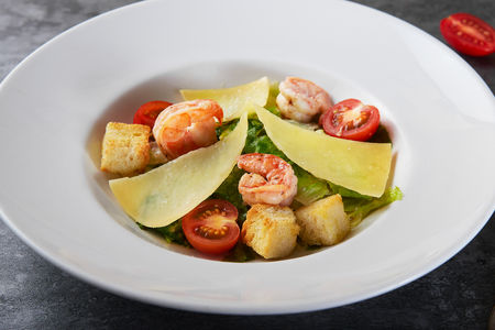 Салат Цезарь с креветками