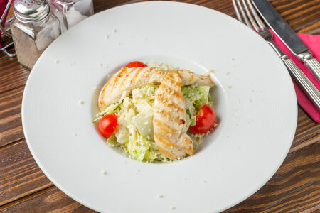 Салат Цезарь с курицей