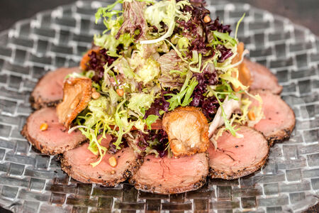 Салат Ростбиф с вешенками и листьями салата