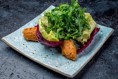 Тартар из острого тунца с фенхелем и руколой