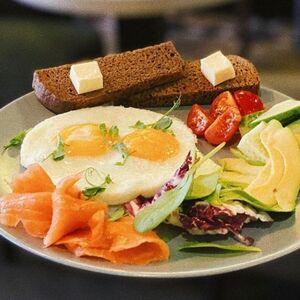 Глазунья с лососем и авокадо