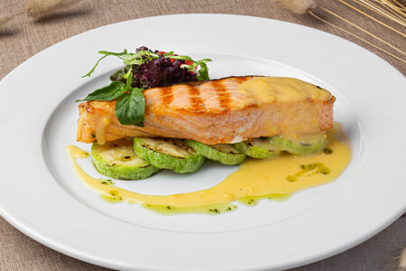 Стейк из лосося на гриле