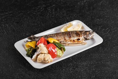 Форель на углях с овощами