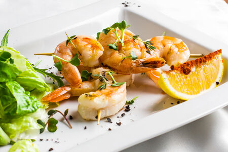 Тигровые креветки гриль на шпажках