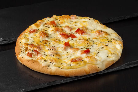 Лепешка с томатами и базиликом