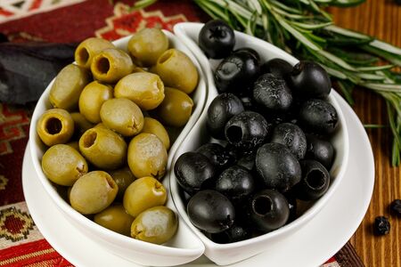 Маслины и оливки