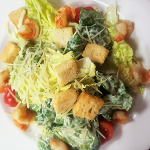 Салат Цезарь с креветками