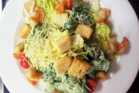 Салат Цезарь с креветками