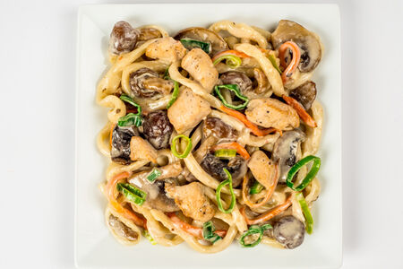 Вокси в сливочном соусе с цыпленком