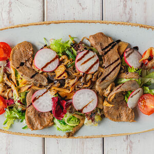 Теплый салат с языком ягненка