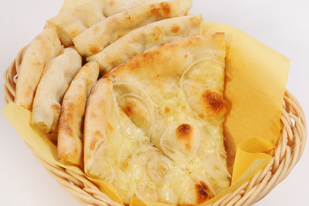 Фокачча с луком и сыром моцарелла