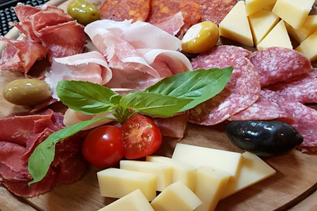 Традиционное итальянское ассорти сыров и колбас