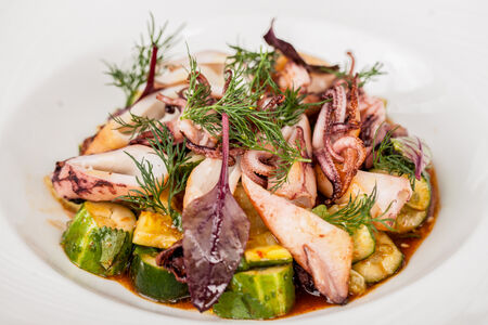 Салат Битые огурцы с кальмарами