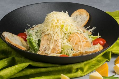 Салат Цезарь с курицей