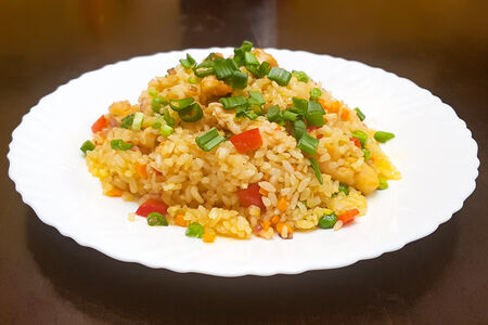 Жареный рис с курицей
