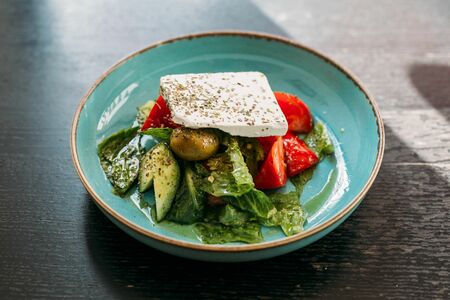 Салат Овощной с фетой, оливами и соусом Гремолата