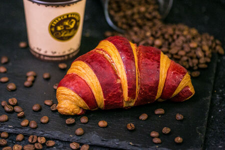 Круассан с малиновым джемом