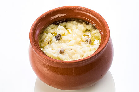 Каша рисовая с яблоками и изюмом