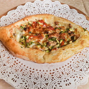 Хачапури по-аджарски со шпинатом, сыром и яйцом