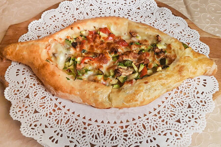 Хачапури по-аджарски со шпинатом, сыром и яйцом