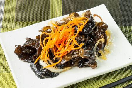 Салат с древесными грибами