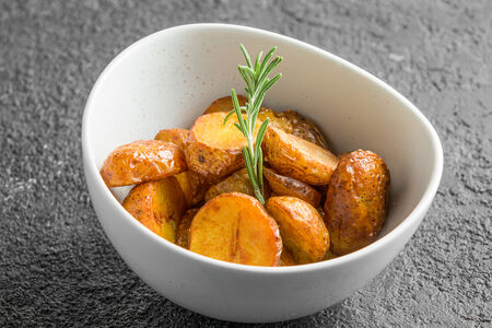 Печеный картофель с чесноком и розмарином